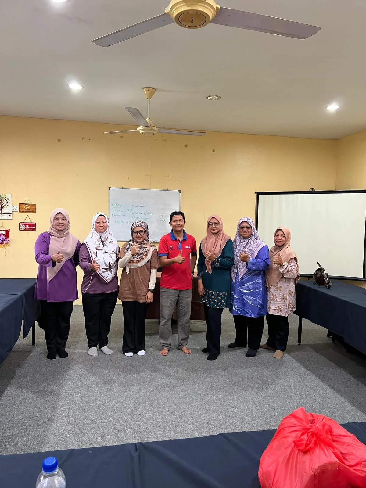 Peserta kursus wanita bergambar di bilik latihan.