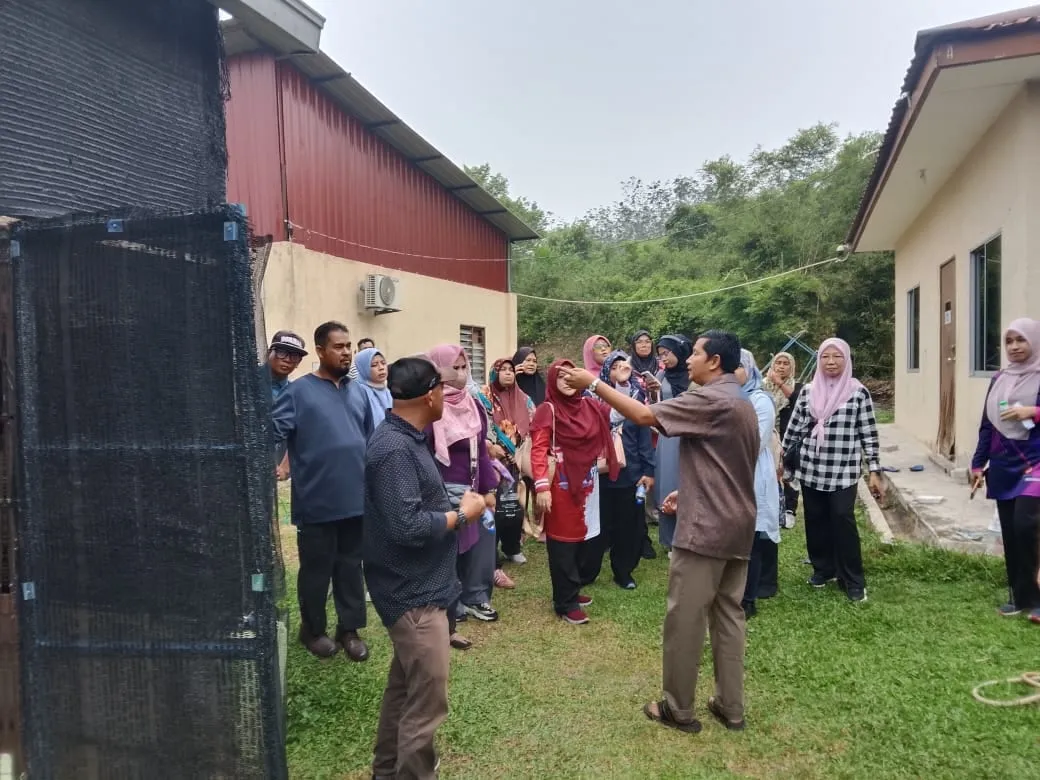 Penerangan tentang tanaman cendawan kepada sekumpulan peserta di luar rumah cendawan.